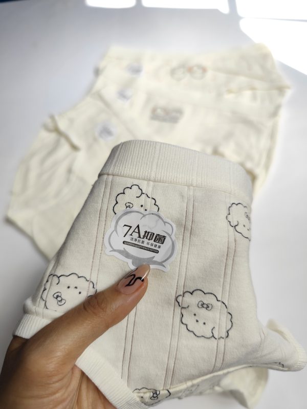 نمای شورت عروسکی ببعی از نزدیک نمای نزدیک پارچه و طرح سوزنی شورت عروسکی وارداتی